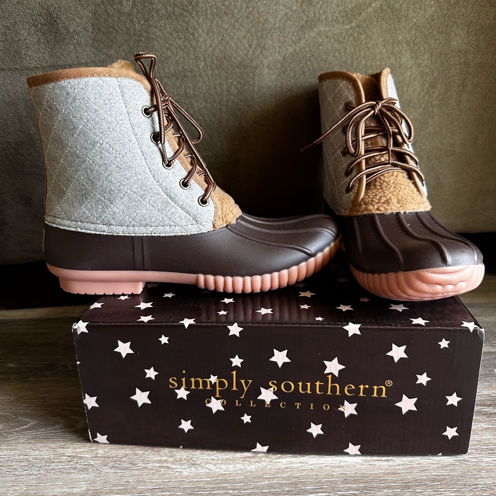 Simply Southern NWT Quilted Duck Boots - Brown and Gray